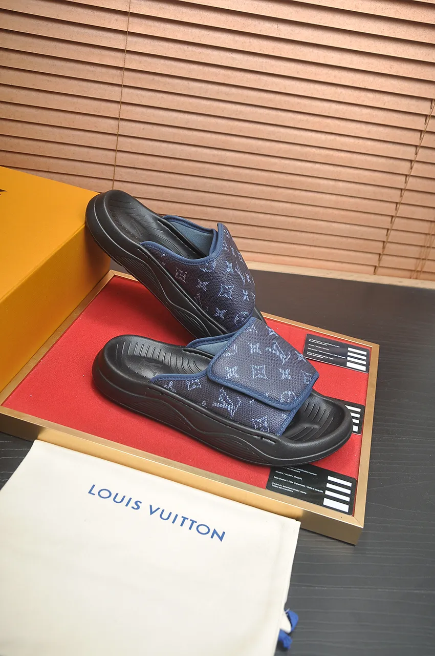 Men's men's shoes 💰340💶 [Louis Vuitton LV slippers] (high-end cowhide) counter 1:1 fashion style, a must-have for summer! The designer used LV’s iconic outsole. The original simple slippers instantly become fashionable! The upper is made of flexible special cowhide leather straps alternately, and the workmanship is exquisite! A must-have for stylish men in summer, size 38-45 (45 customized)